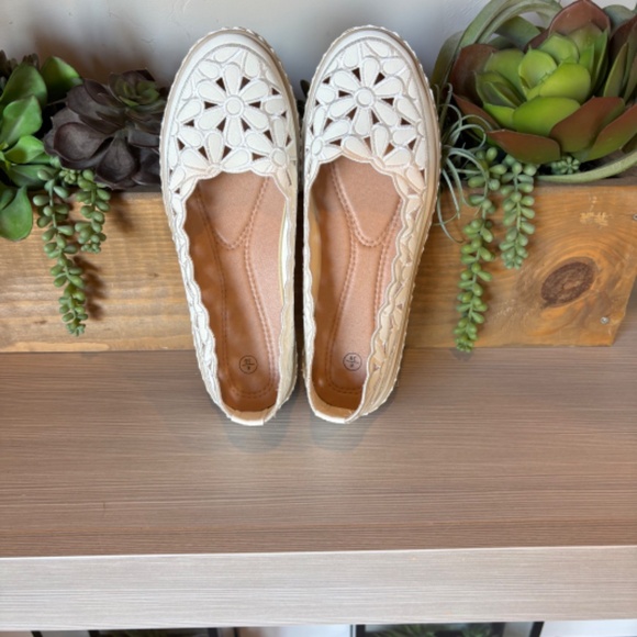 NWOT  Round Toe Ballet Flats Daisy Cut-outs Rope Decor on Soles - Picture 6 of 6